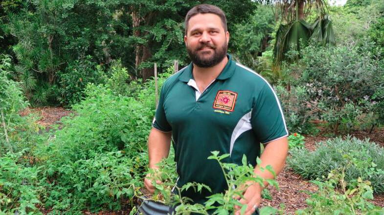 Join Brenden Moore to discover the edible fruits, roots, nuts, seeds and leaves growing in Oatley Park.
