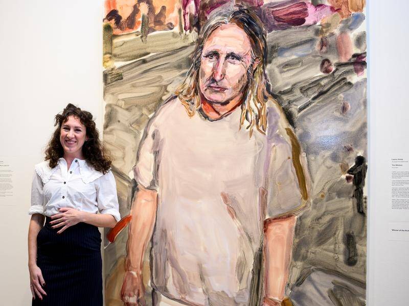 Laura Jones has won the 2024 Archibald Prize for her portrait of author Tim Winton. (Bianca De Marchi/AAP PHOTOS)