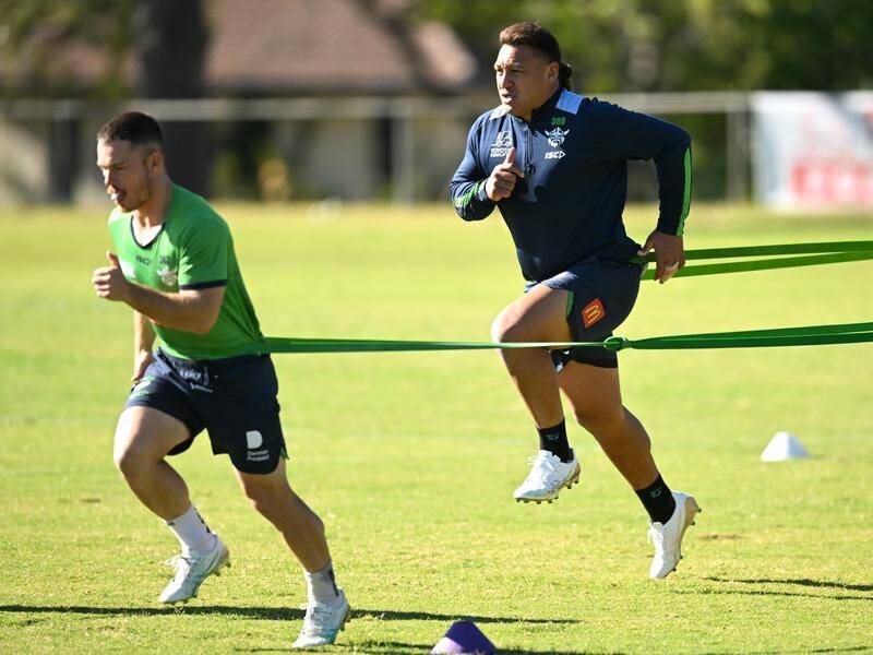 Veteran Josh Papalii (r) had reassuring advice for the Raiders at training on Wednesday. (Lukas Coch/AAP PHOTOS)